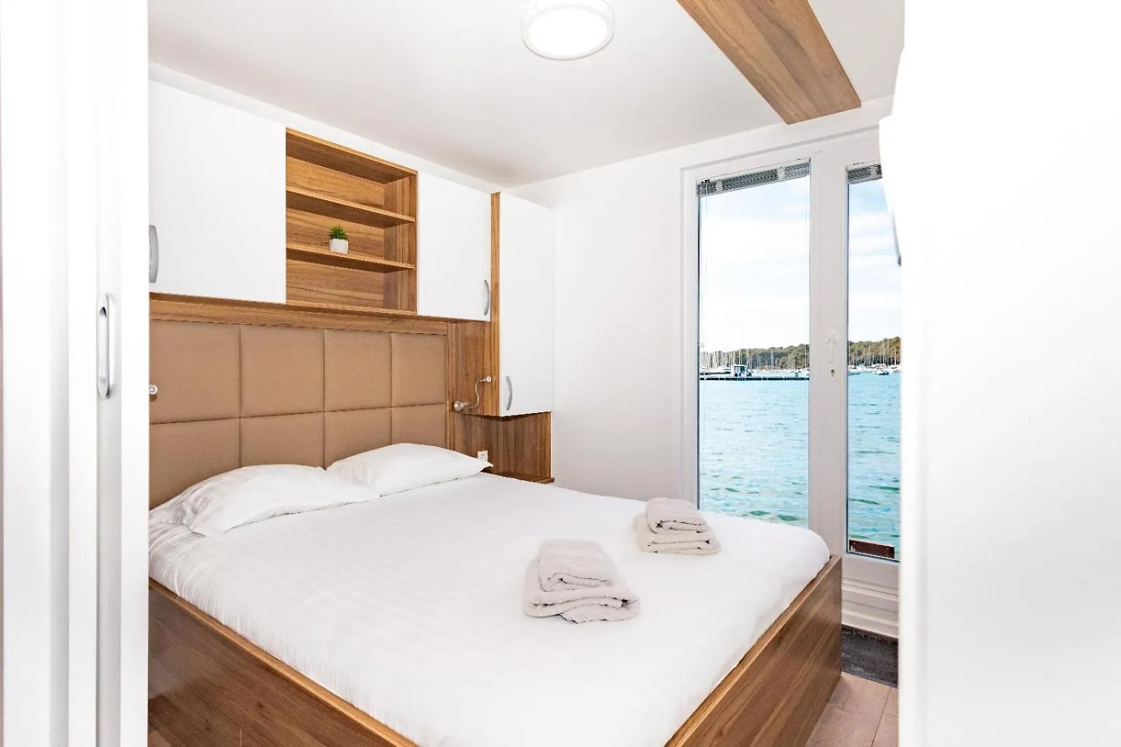 Hausboot Astrid - Floating House Apartment Pula