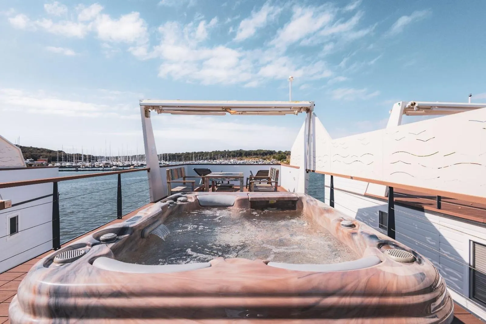 Hausboot Astrid - Floating House Apartment Pula 0*,  Croatia